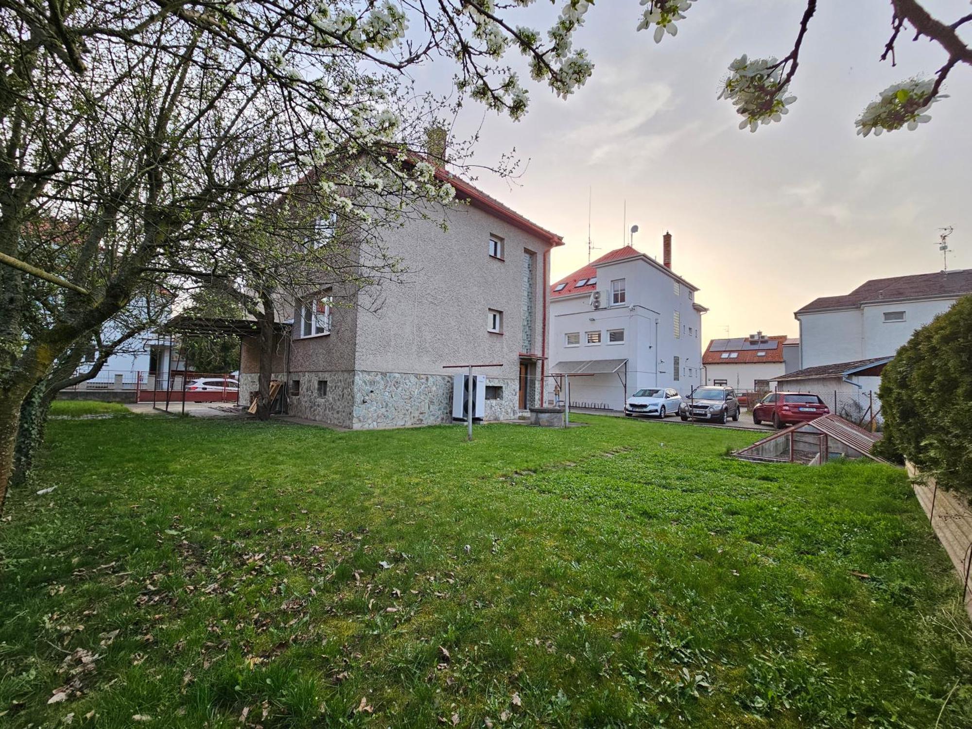 Slunny Byt V Klidne Casti Hradce Kralove - Zahrada, Parkovani Zdarma Hradec Králové エクステリア 写真
